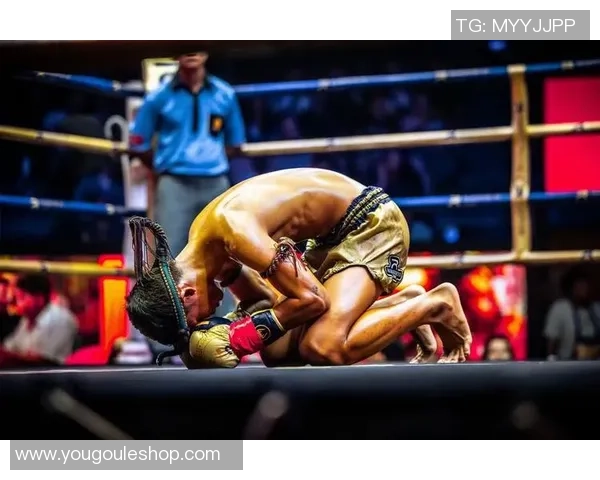 足球巨星勇闯拳击擂台挑战职业拳手赛场对决引发热议 足球巨星勇闯拳击擂台挑战职业拳手赛场对决引发热议